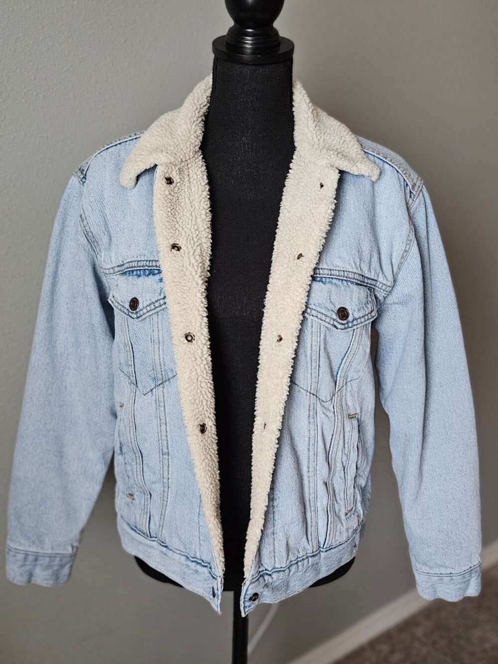 Women’s Levi’s Sherpa-Lined Trucker Denim Jean Jacket Size M